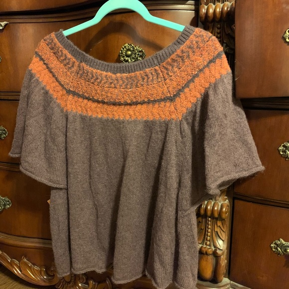 FREE PEOPLE LIGHT WEIGHT SWEATER! CUTE SLEEVES! - Picture 3 of 5